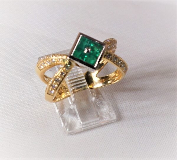 18k Yellow Gold Ring and Four Princess-Cut Emeralds & Diamonds in Platinum