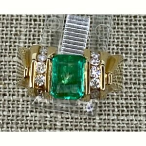Emerald-cut emerald cut. Ring.