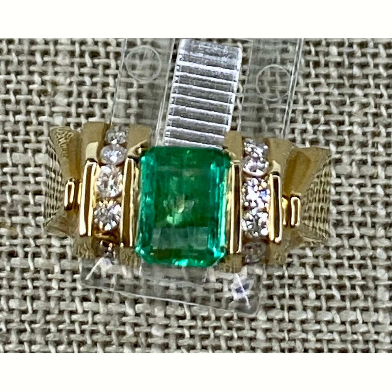 Emerald-cut emerald cut. Ring.